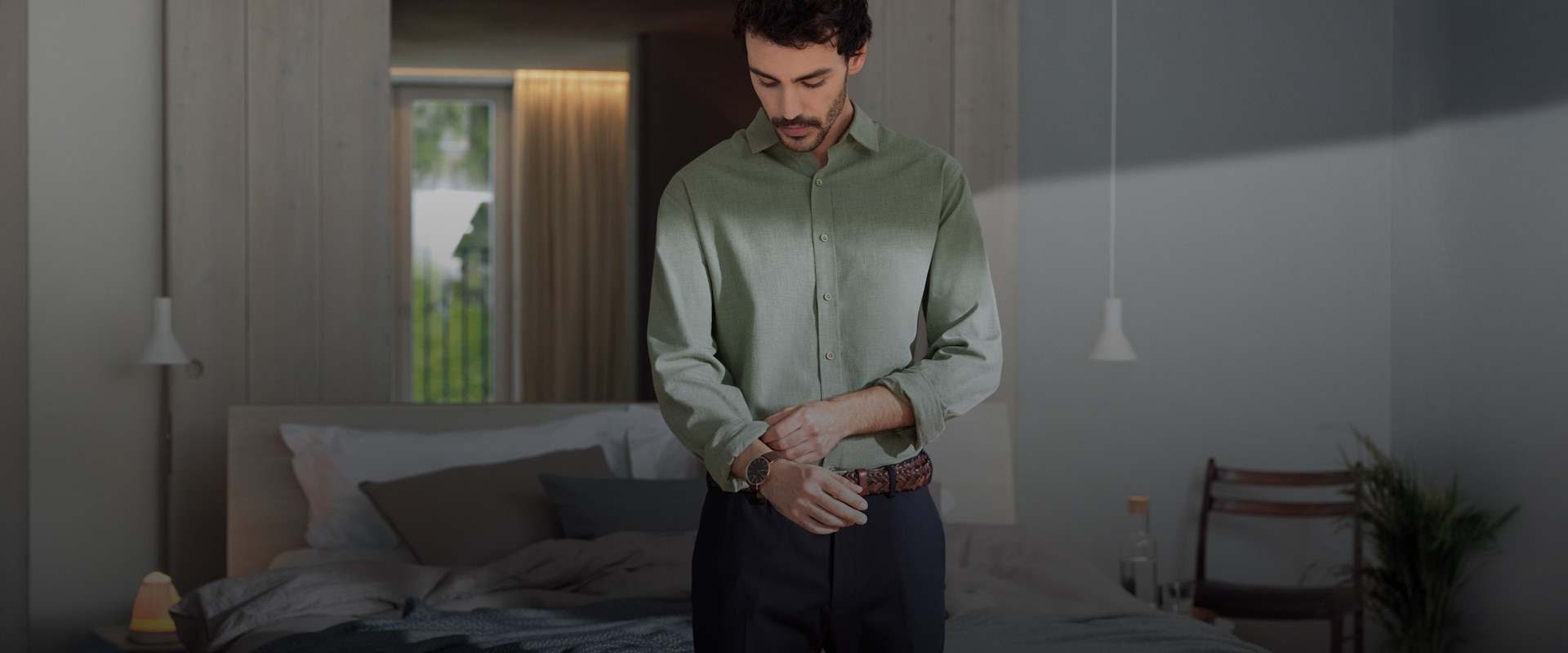 En dampstasjon står ved siden av en bunke nystrøkne klær